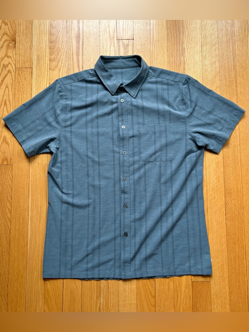 Vuori Men’s Bridge Button Down Short Sleeve Shirt Medium Blue Stripes
